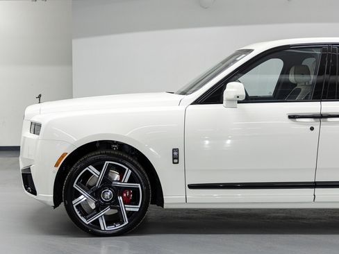 New 2026 Rolls-Royce Cullinan Black Badge image 3