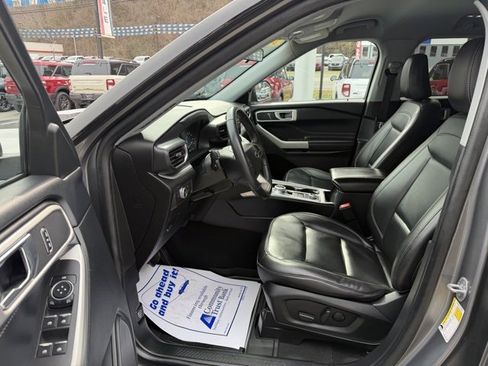 Used 2022 Ford Explorer XLT w/ Equipment Group 202A image 9