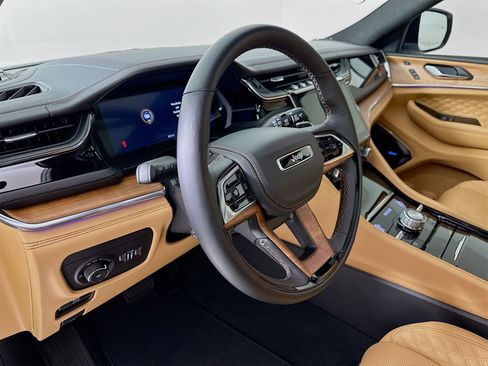 Used 2025 Jeep Grand Cherokee Summit image 10