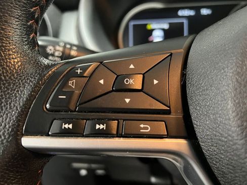 Used 2018 Nissan Kicks SR image 10