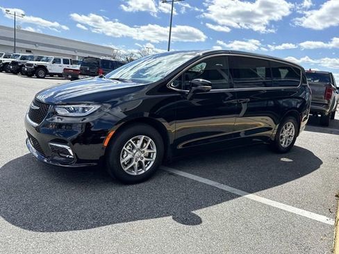 New 2026 Chrysler Pacifica Select image 7