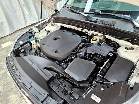 Used 2022 Volvo XC40 T5 Momentum image 7