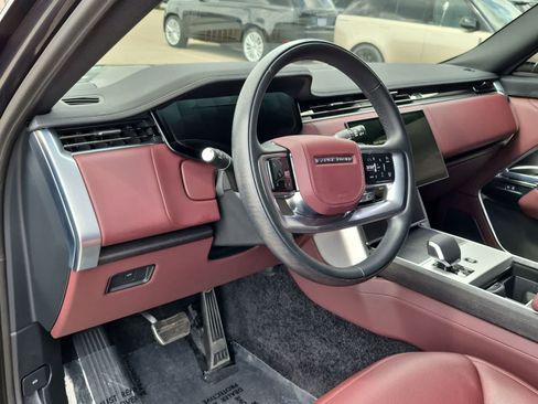 Used 2025 Land Rover Range Rover SE AWD/4WD image 2