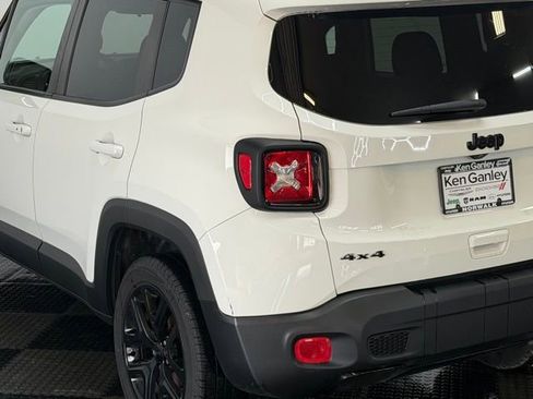 Used 2018 Jeep Renegade Altitude AWD/4WD image 9