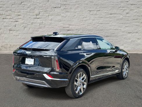 Certified 2025 Cadillac Optiq Luxury 2 w/ LPO, Floor Liner Package AWD/4WD image 5