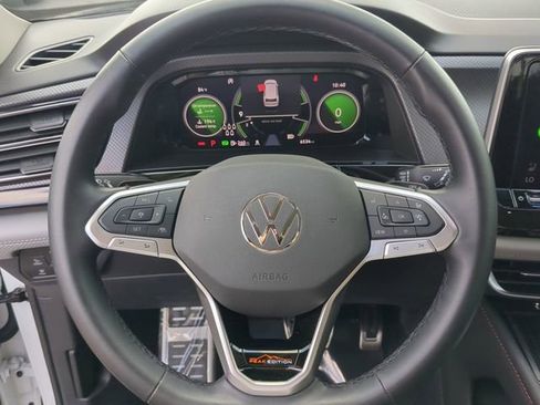 Used 2025 Volkswagen Atlas Peak Edition SE AWD/4WD image 32