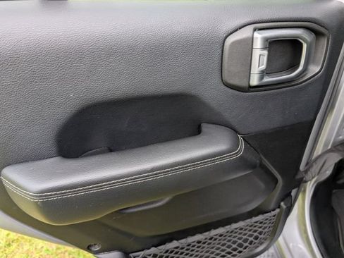 Used 2018 Jeep Wrangler Unlimited Sahara AWD/4WD image 10