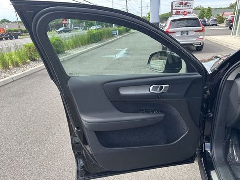 Used 2025 Volvo XC40 B5 Plus AWD/4WD image 19