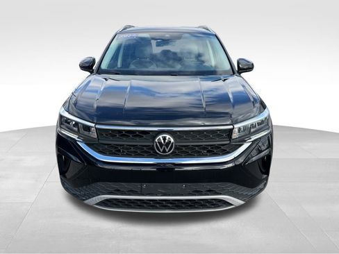 Used 2022 Volkswagen Taos SE w/ Panoramic Sunroof Package image 3