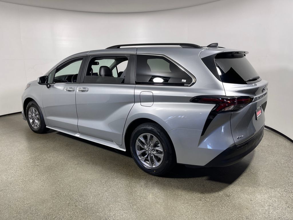 Certified 2025 Toyota Sienna XLE FWD image 5