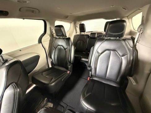 Used 2023 Chrysler Pacifica Touring-L FWD image 29