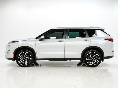 Used 2023 Mitsubishi Outlander SE image 25
