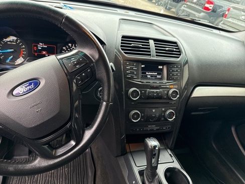 Used 2017 Ford Explorer XLT image 19