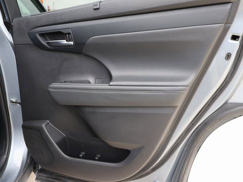 Used 2021 Toyota Highlander XLE image 11