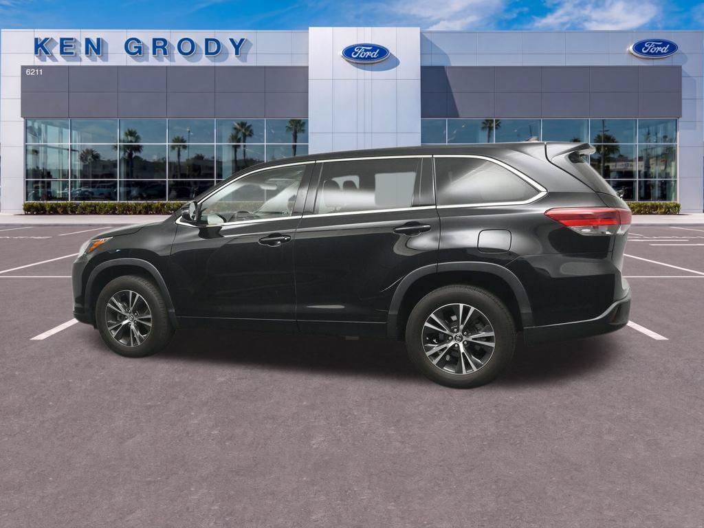 Used 2017 Toyota Highlander Plus w/ Carpet Mat Package FWD image 3