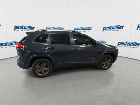 Used 2017 Jeep Cherokee Latitude AWD/4WD image 12