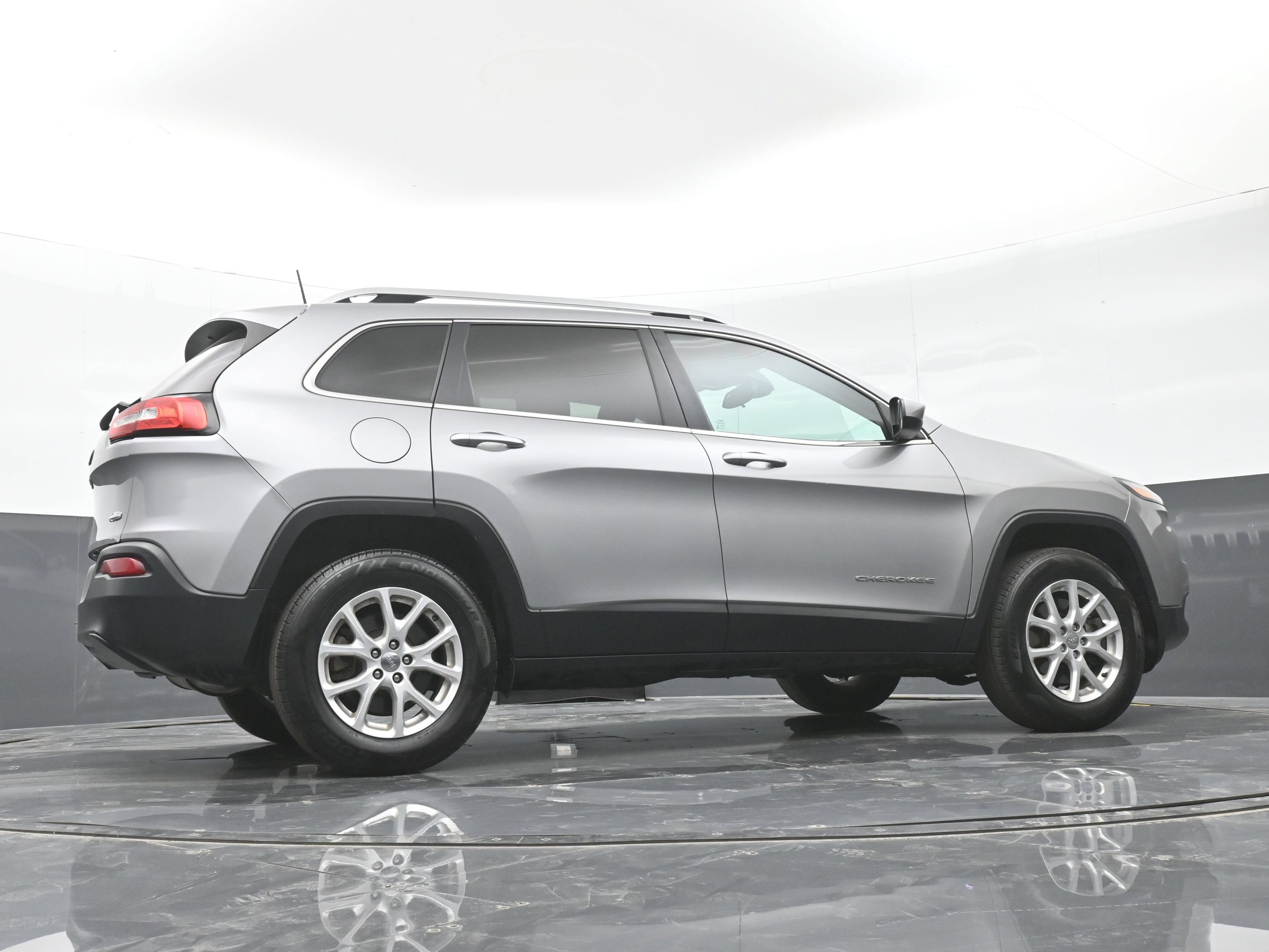 Used 2016 Jeep Cherokee Latitude AWD/4WD image 39
