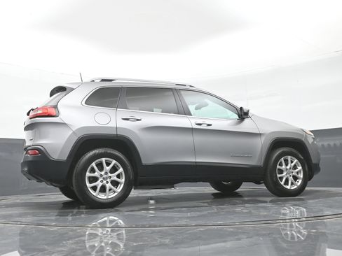 Used 2016 Jeep Cherokee Latitude AWD/4WD image 39