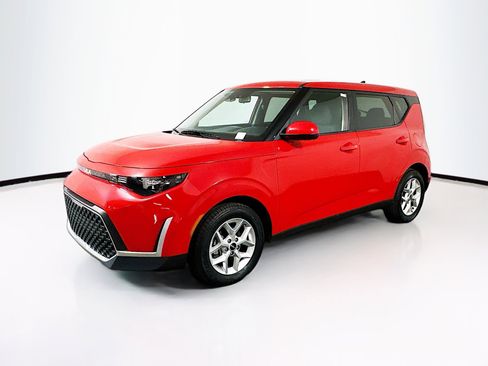 Used 2025 Kia Soul LX w/ LX Technology Package FWD image 3
