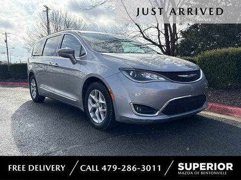Used 2017 Chrysler Pacifica Touring-L w/ Tire & Wheel Group image 1