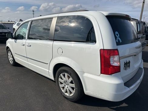 Used 2015 Chrysler Town & Country Touring image 5