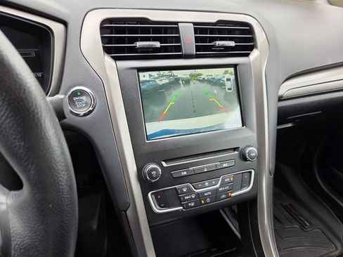 Used 2018 Ford Fusion SE w/ Fusion SE Technology Package FWD image 9