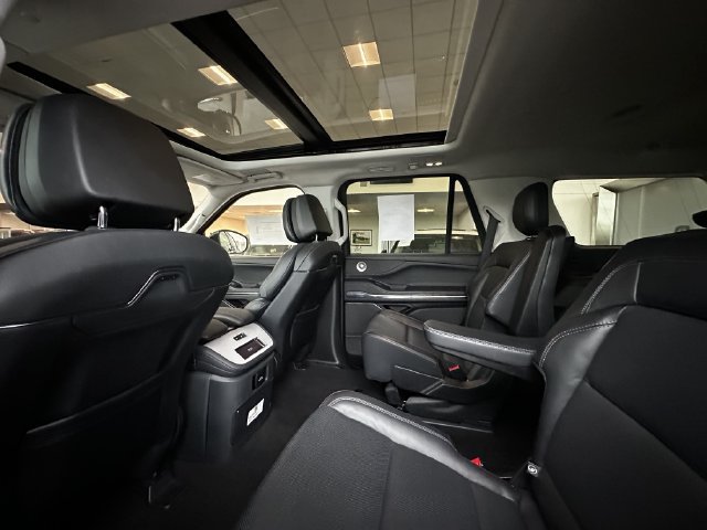Certified 2025 Lincoln Navigator Reserve AWD/4WD image 17