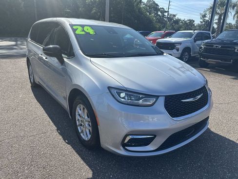 Used 2024 Chrysler Pacifica Touring-L FWD image 10