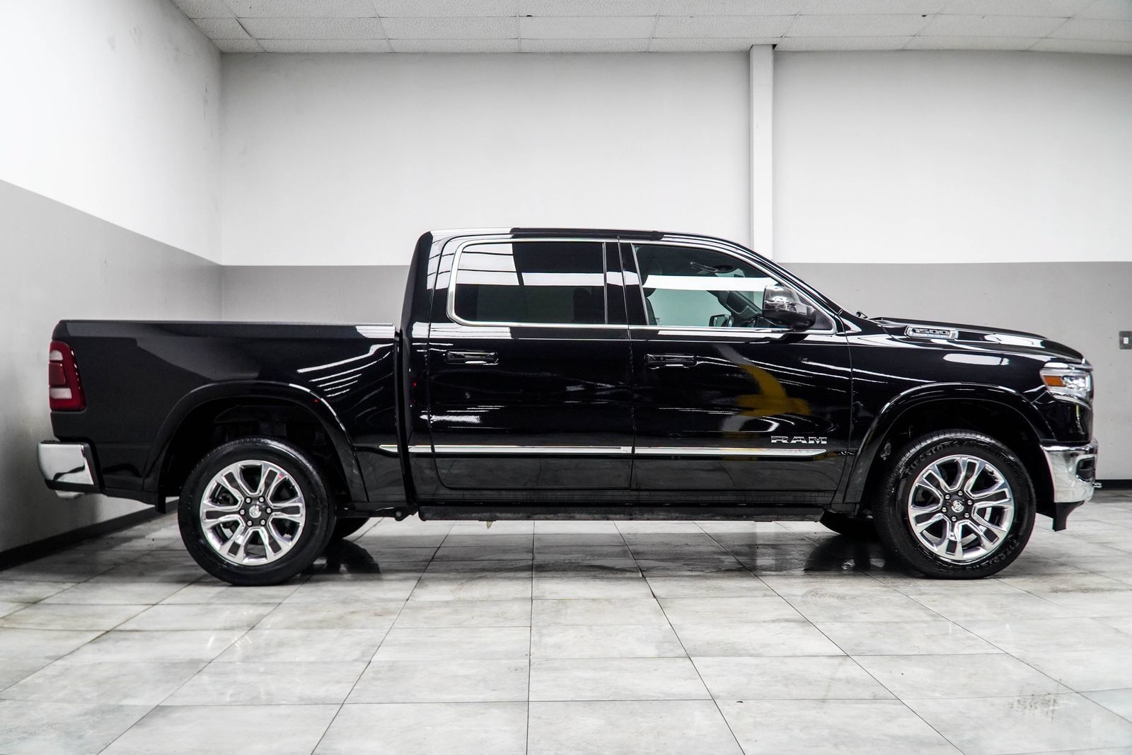 Used 2023 RAM 1500 Limited AWD/4WD image 4