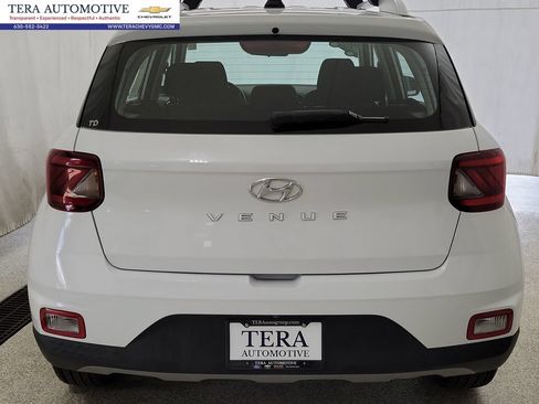 Used 2022 Hyundai Venue SEL FWD image 4
