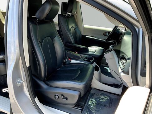 Used 2017 Chrysler Pacifica Touring-L Plus w/ Advanced Safetytec Group FWD image 29