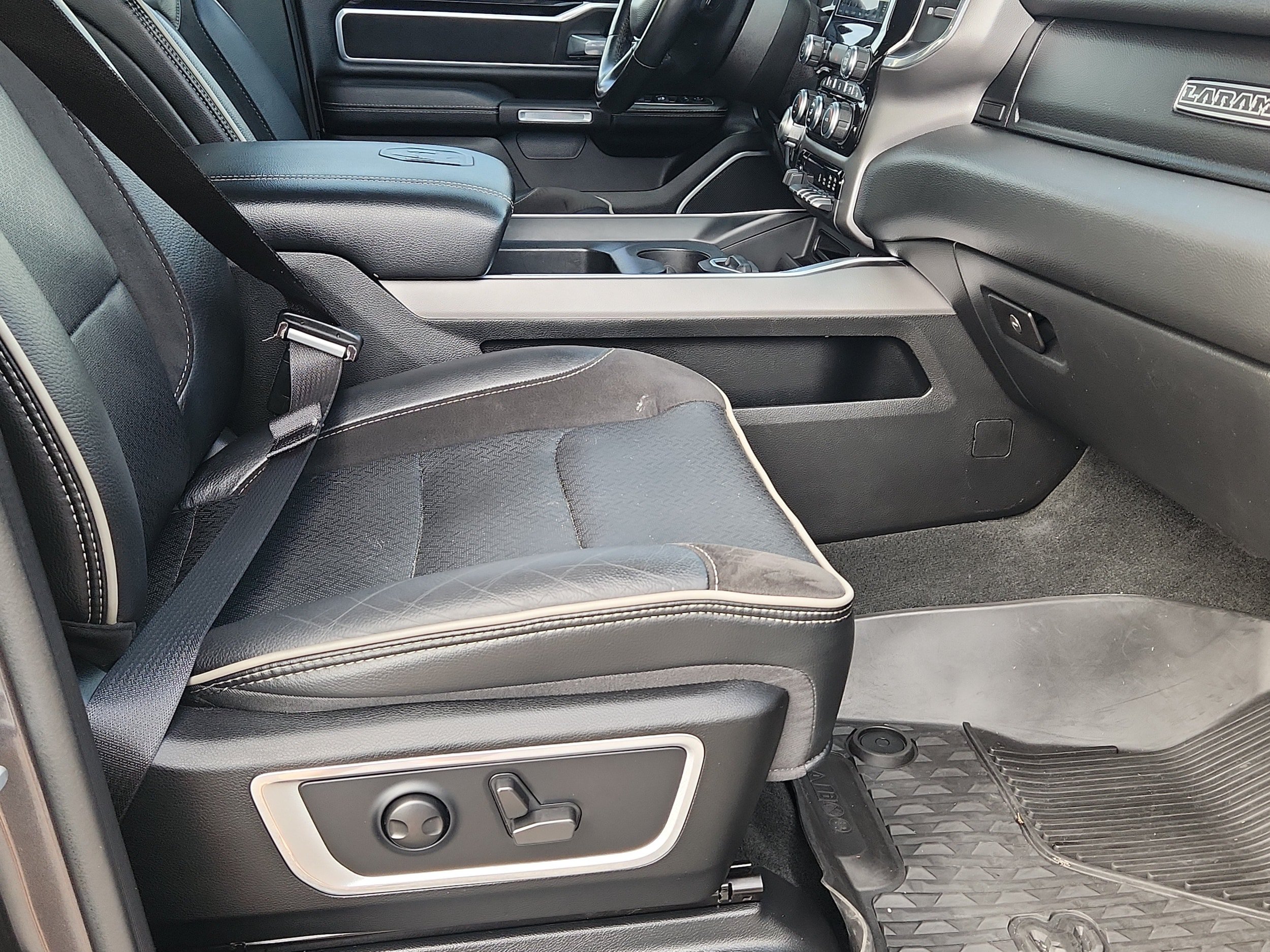 Used 2022 RAM 1500 Laramie AWD/4WD image 13