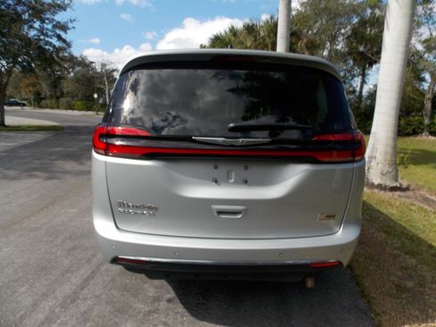 Used 2023 Chrysler Pacifica Touring-L image 9