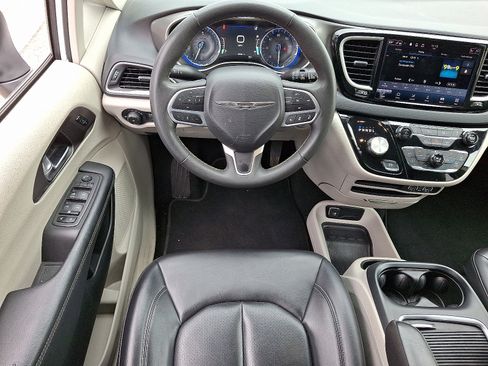 Used 2023 Chrysler Pacifica Touring-L FWD image 13