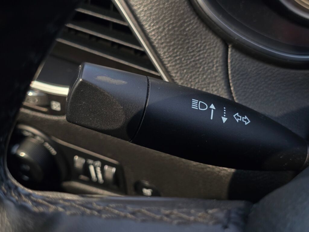 Used 2019 Jeep Cherokee Trailhawk AWD/4WD image 34