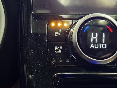 Used 2023 Toyota Highlander Platinum image 9