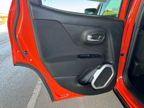 Used 2018 Jeep Renegade Latitude image 18