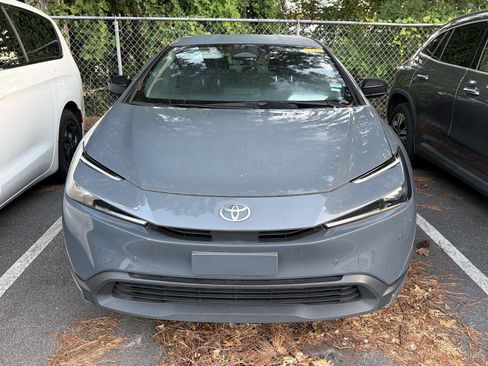 Used 2024 Toyota Prius LE FWD image 2