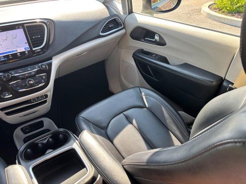 Used 2023 Chrysler Pacifica Touring-L FWD image 15