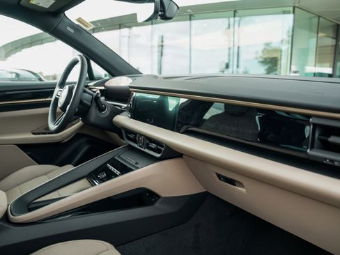 Certified 2025 Porsche Macan Electric image 31