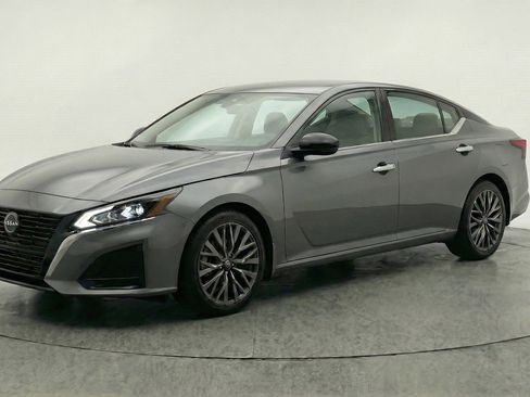 Used 2025 Nissan Altima 2.5 SV image 3