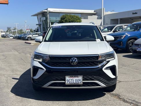 Certified 2023 Volkswagen Taos SE w/ Black Wheel Package FWD image 4