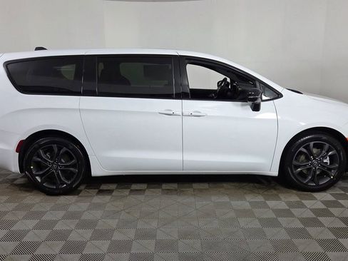 New 2026 Chrysler Pacifica Select image 8