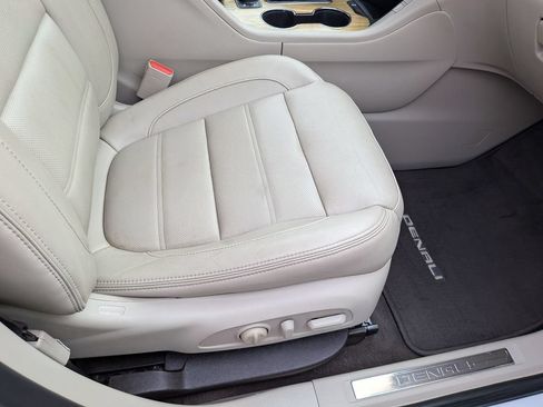 Used 2018 GMC Acadia Denali w/ Technology Package FWD image 29