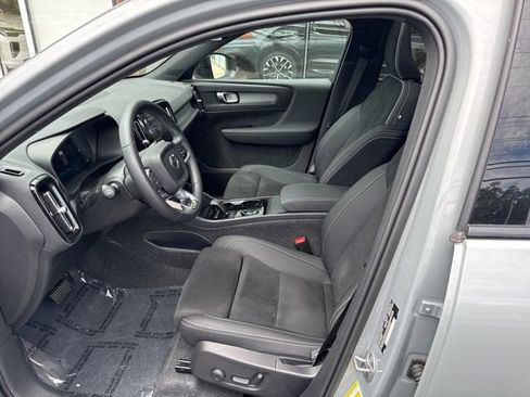 Certified 2025 Volvo XC40 B5 Plus AWD/4WD image 20
