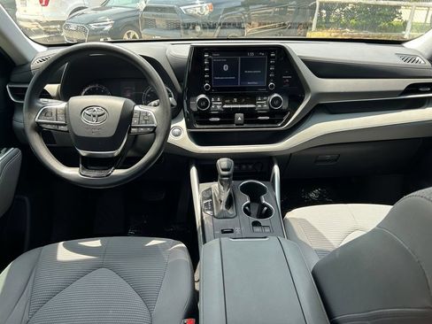 Used 2020 Toyota Highlander L FWD image 16