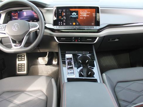 Certified 2025 Volkswagen Atlas Peak Edition SE AWD/4WD image 20