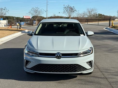 Used 2025 Volkswagen Jetta SE image 8