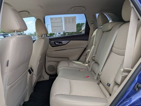 Used 2019 Nissan Rogue SV w/ Premium Package FWD image 14