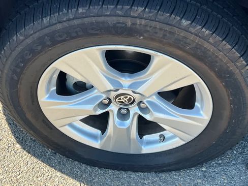 Used 2021 Toyota RAV4 LE AWD/4WD image 10